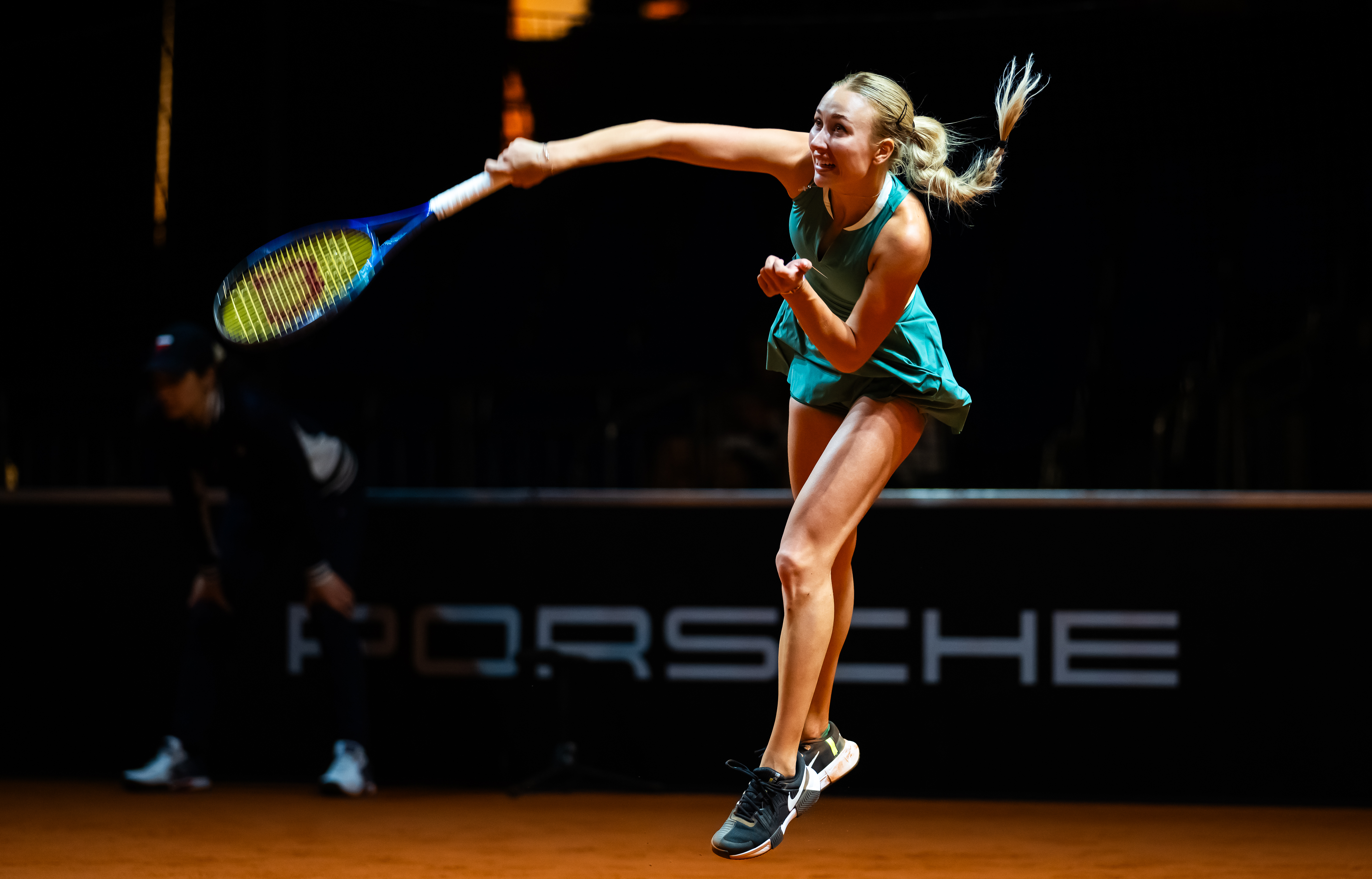 Potapova defeats Samsonova in three sets to reach Stuttgart Round 2