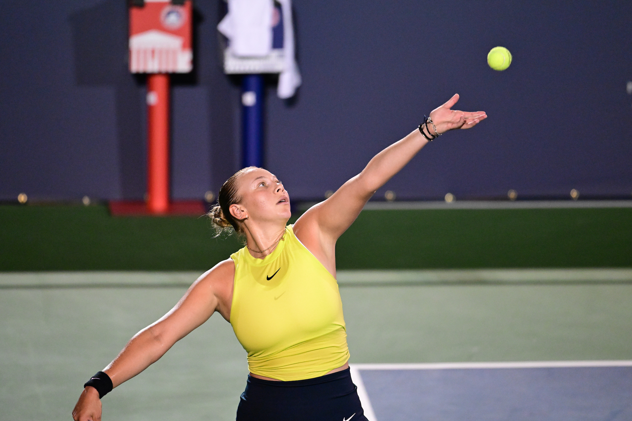 Anisimova defeats Stephens in Washington first round