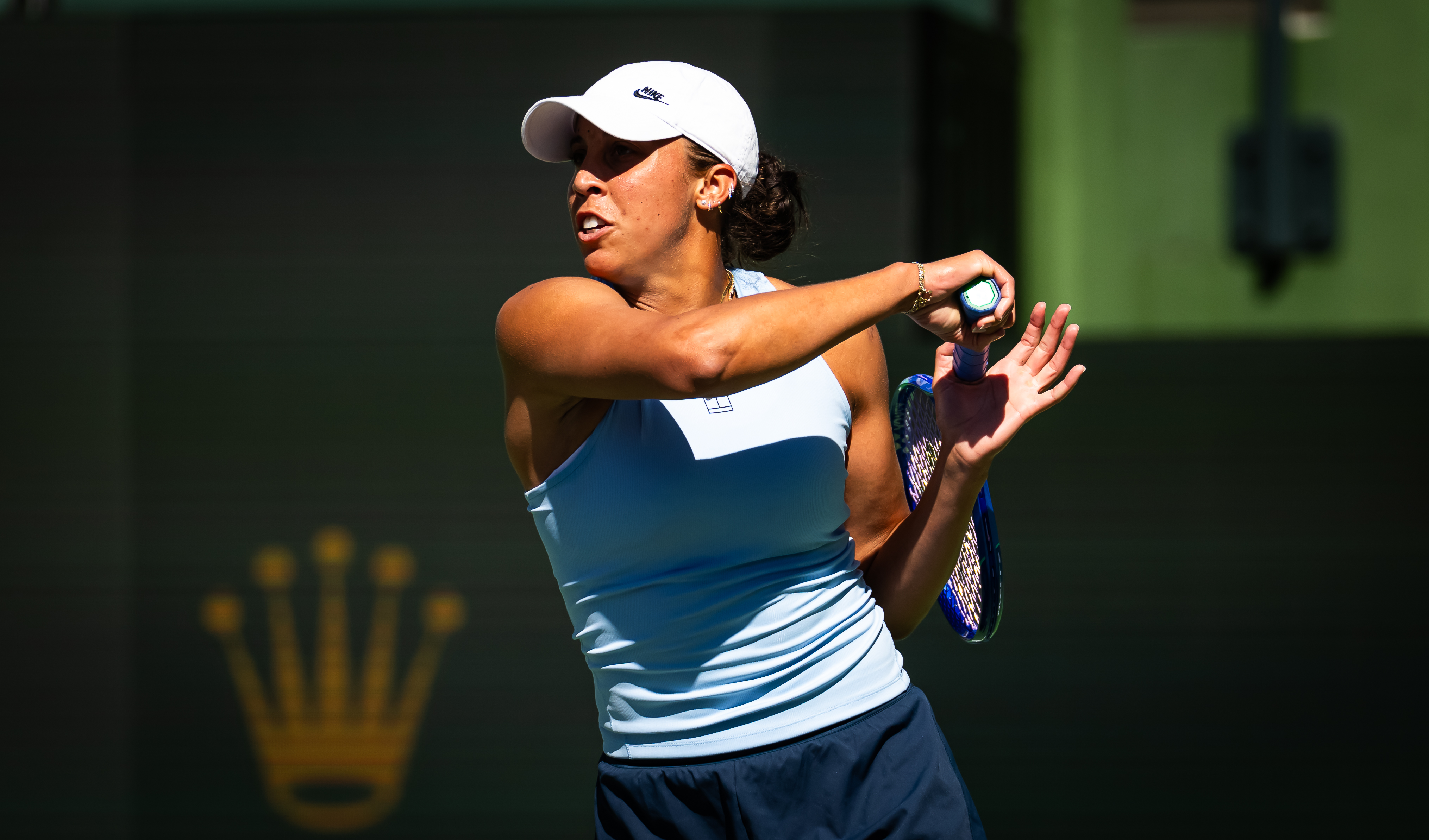 Keys holds off Mertens in three sets; extends winning streak to 14