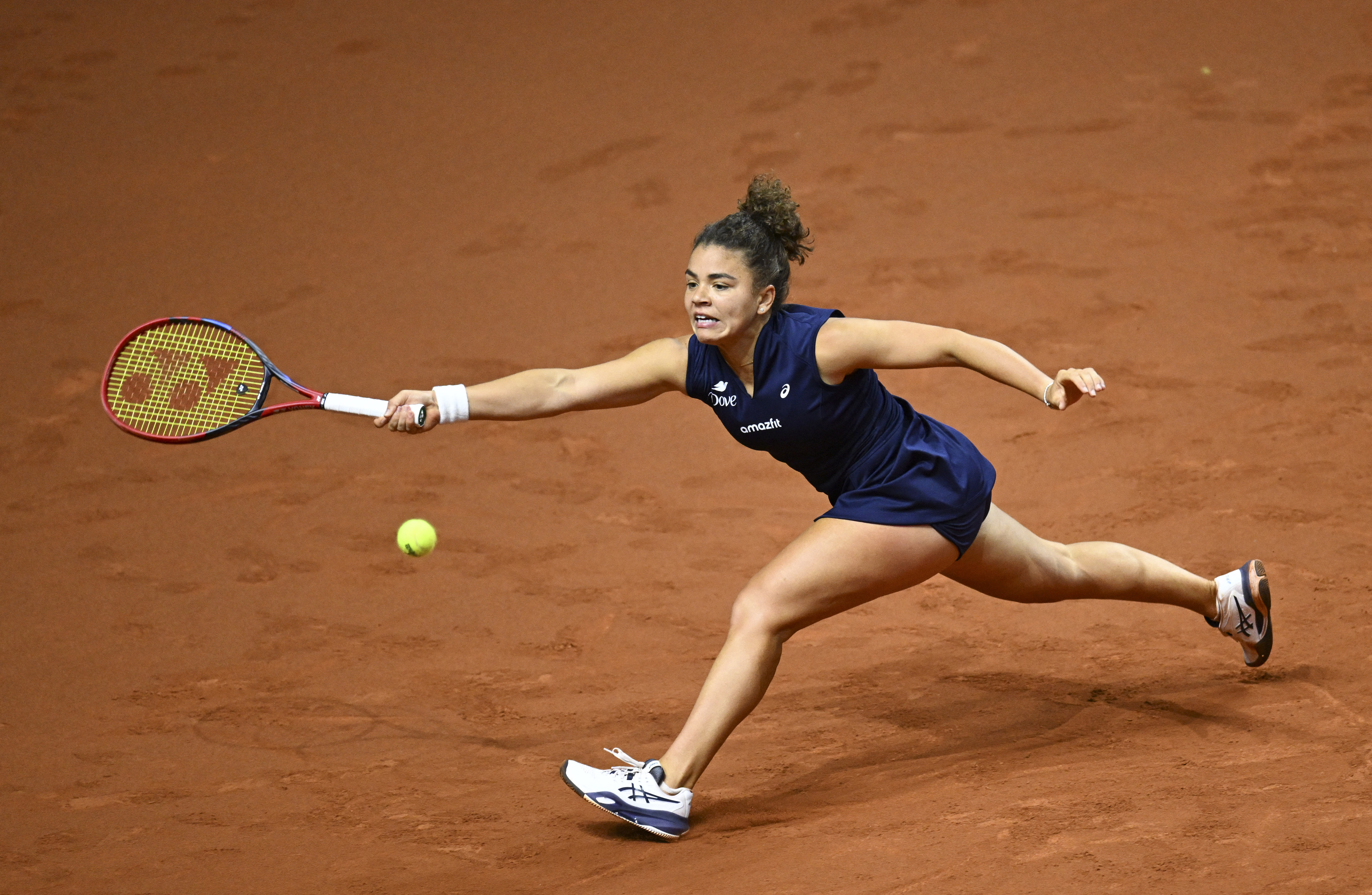 Paolini saves set point, holds off Niemeier to make Stuttgart quarters