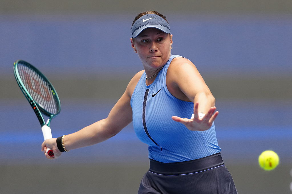 Anisimova crushes Gauff's defense in Beijing rout