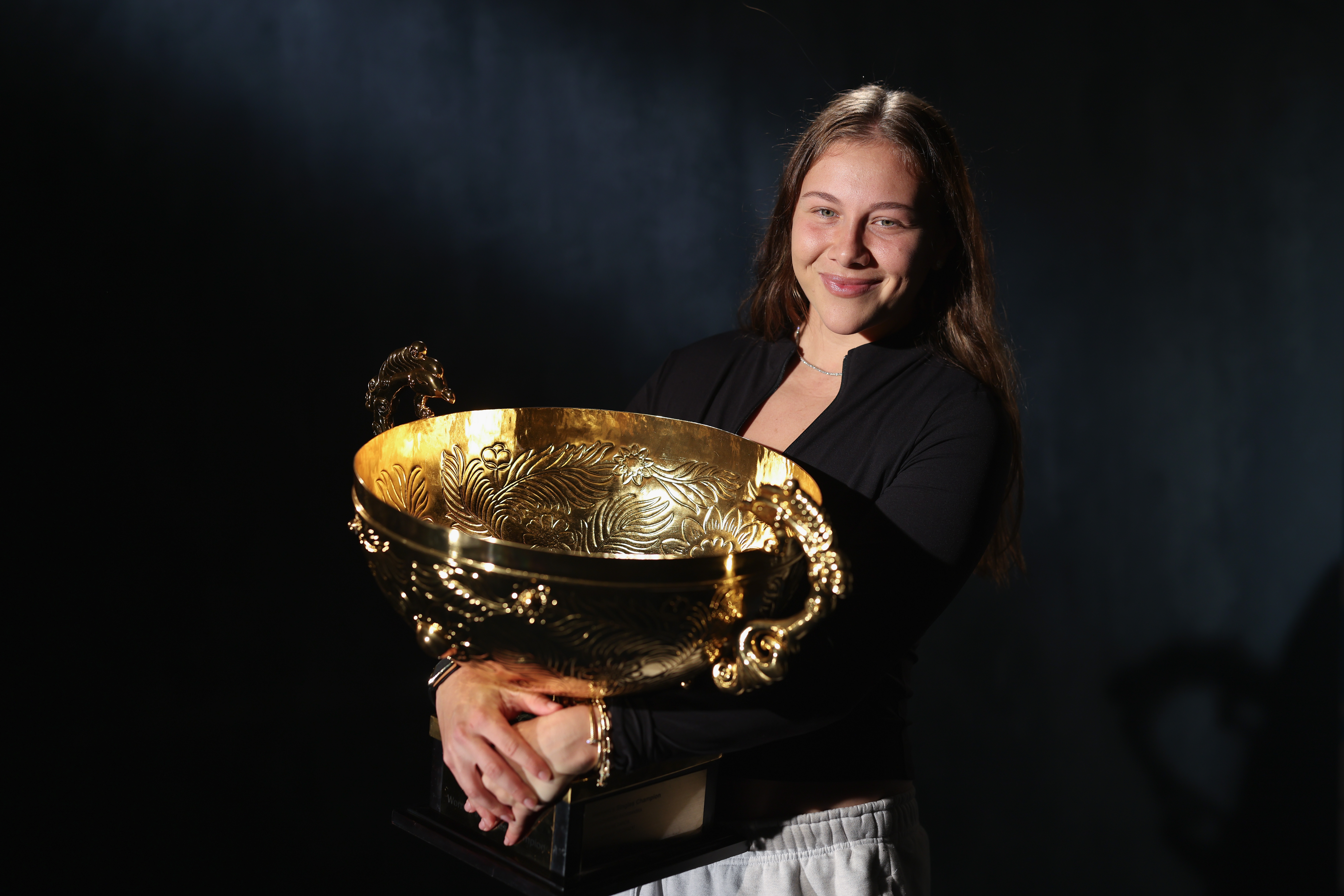 Anisimova battles through pain to claim Beijing title