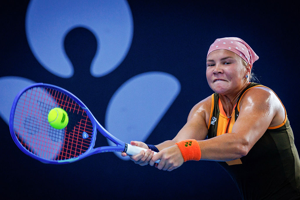 Shnaider Outlasts Fernandez in Adelaide Opener