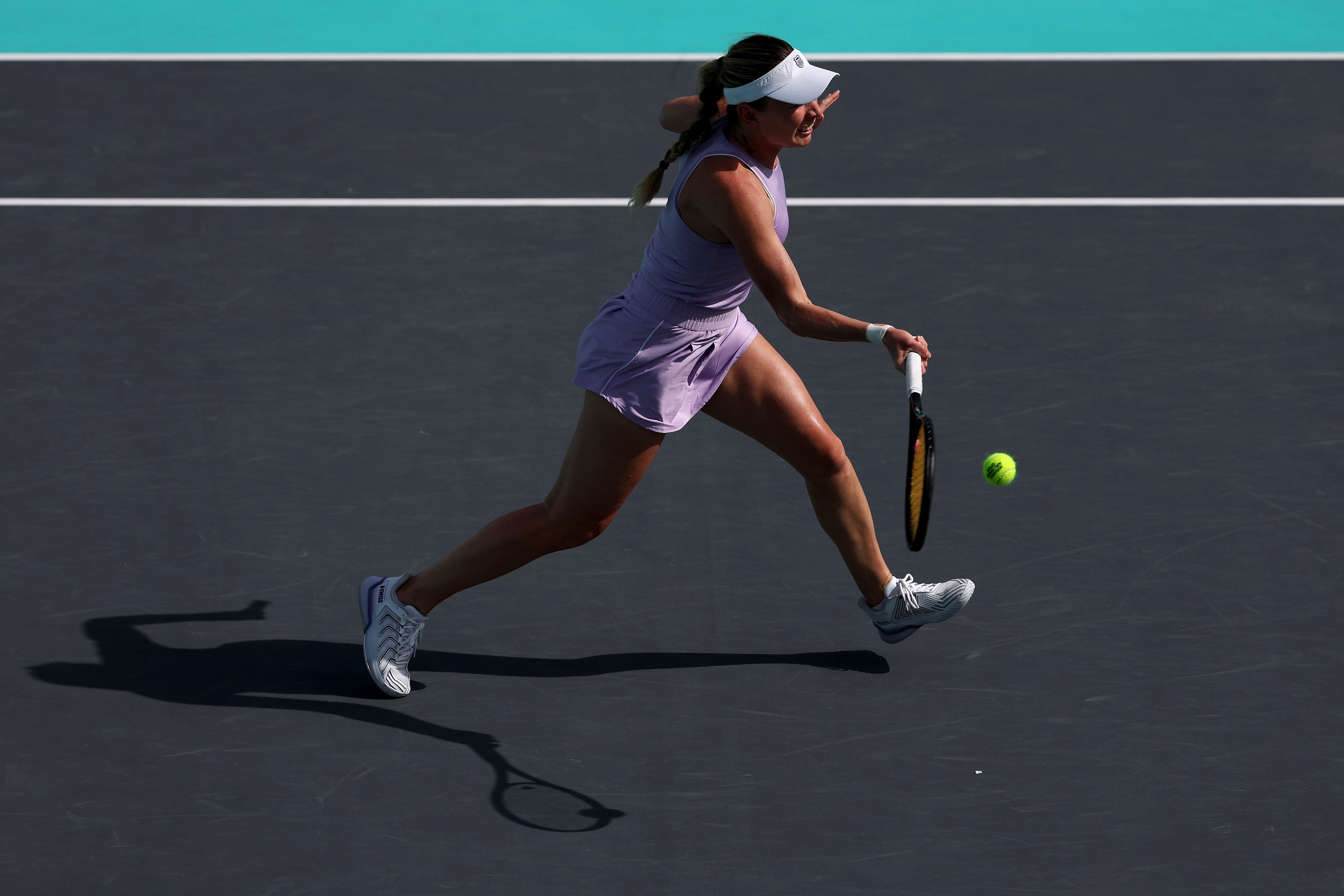 Alexandrova Outlasts Eala's Fire in Abu Dhabi Heat