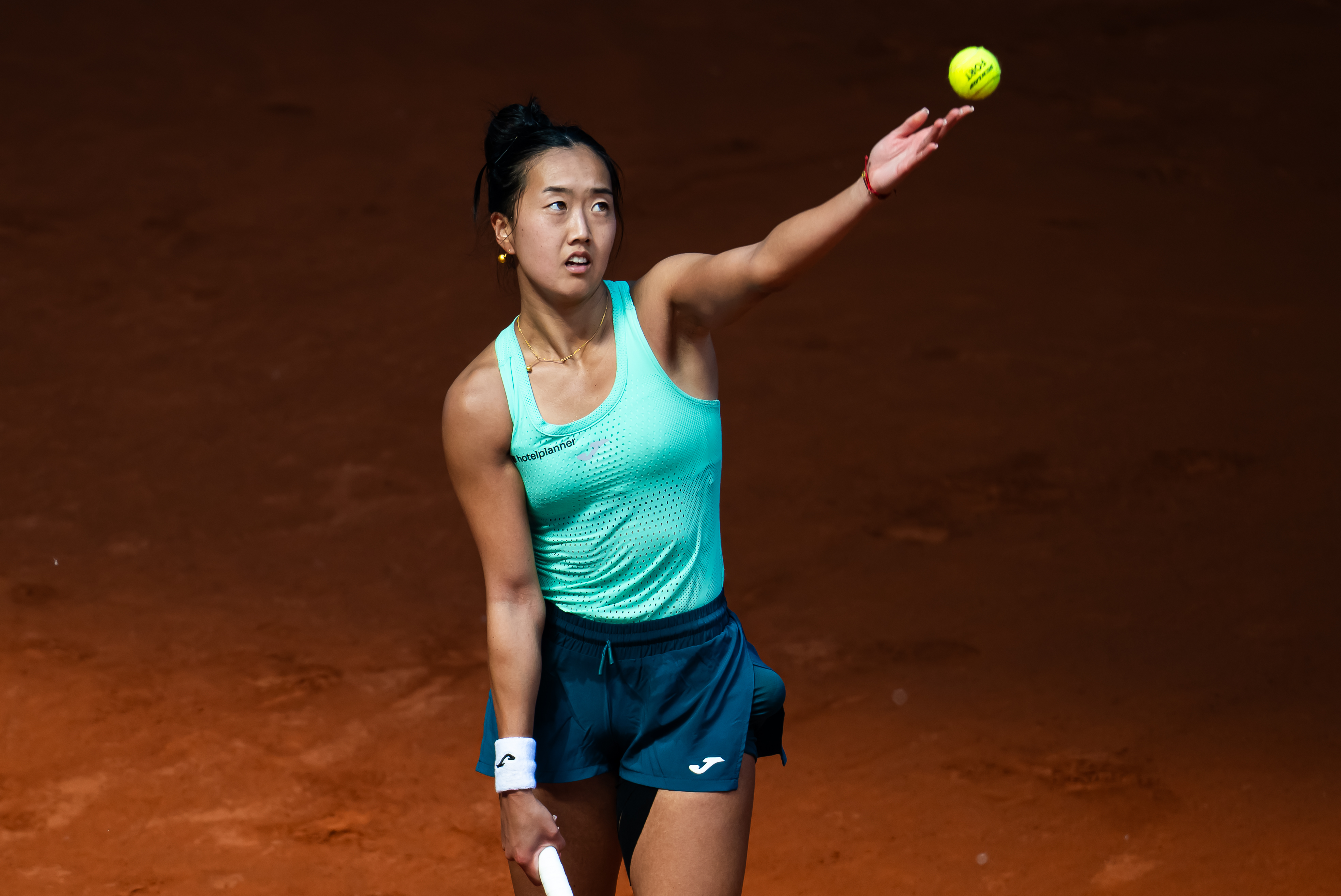 Ann Li Battles Past Swiatek's Illness in Madrid Upset