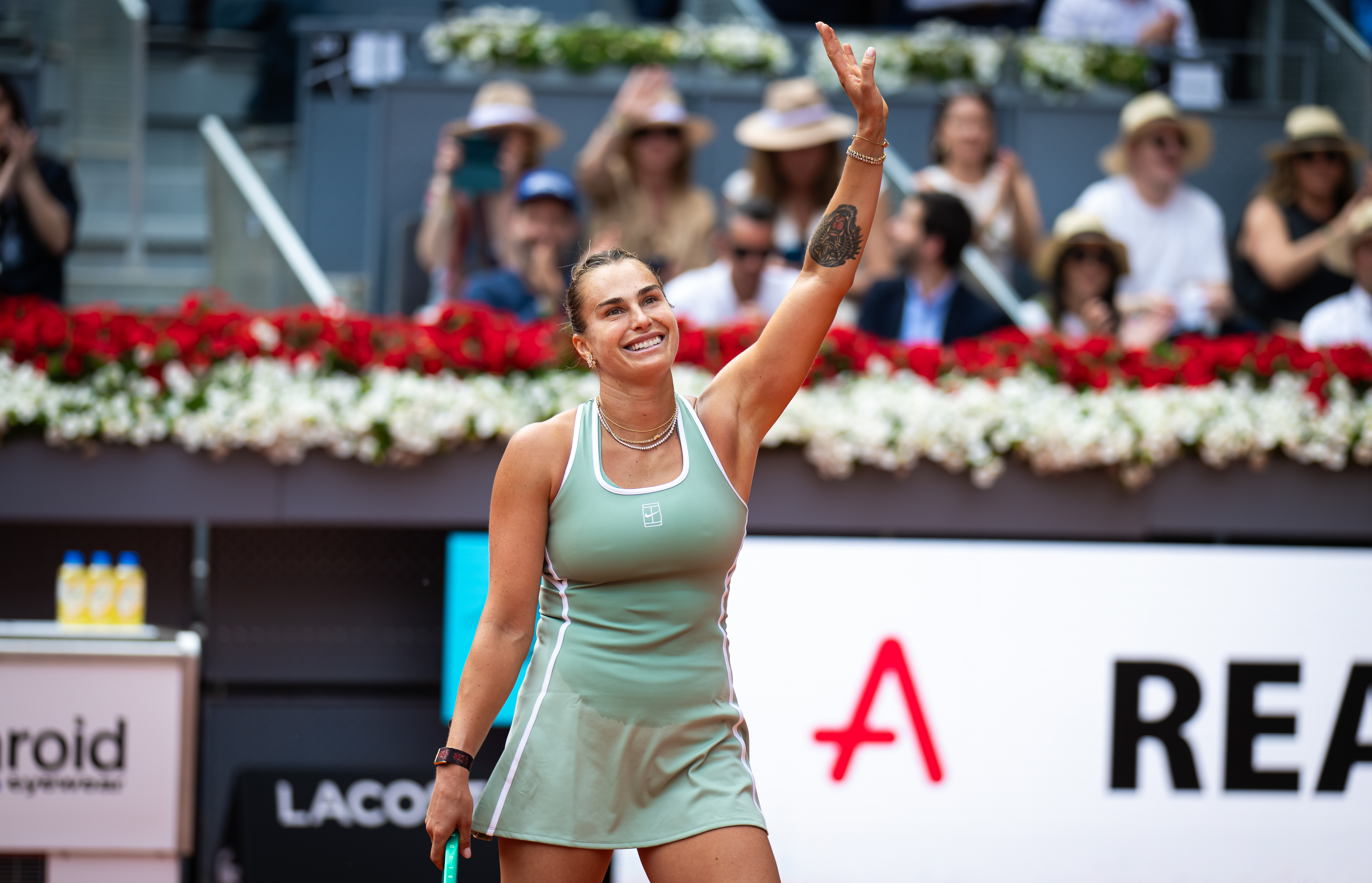 Vô địch Madrid: Sabalenka đùa vui với Federer sau cú đánh một tay siêu phẩm