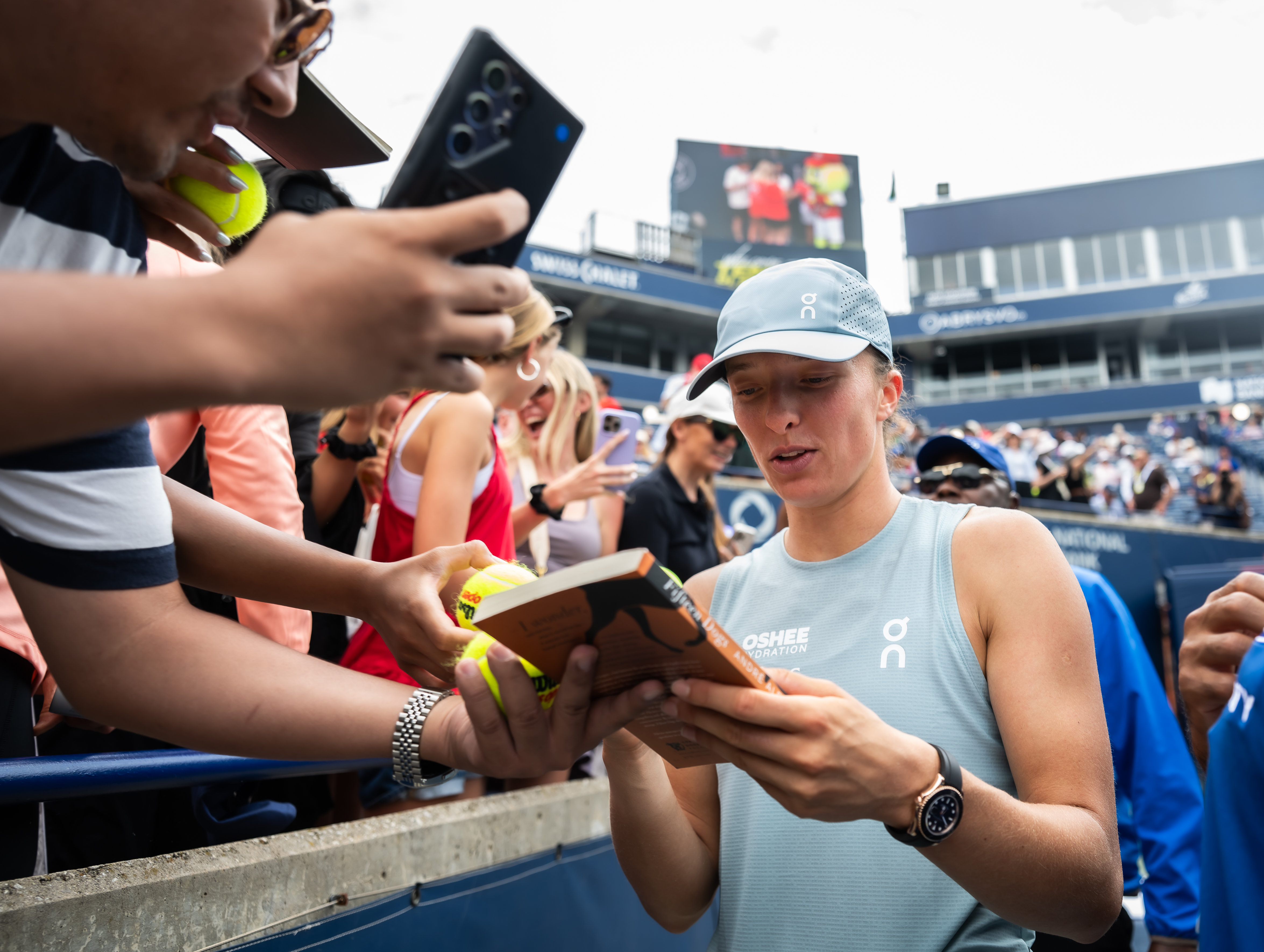 Around Toronto's grounds: Swiatek's newest book, Kostyuk's super strength & McCoco