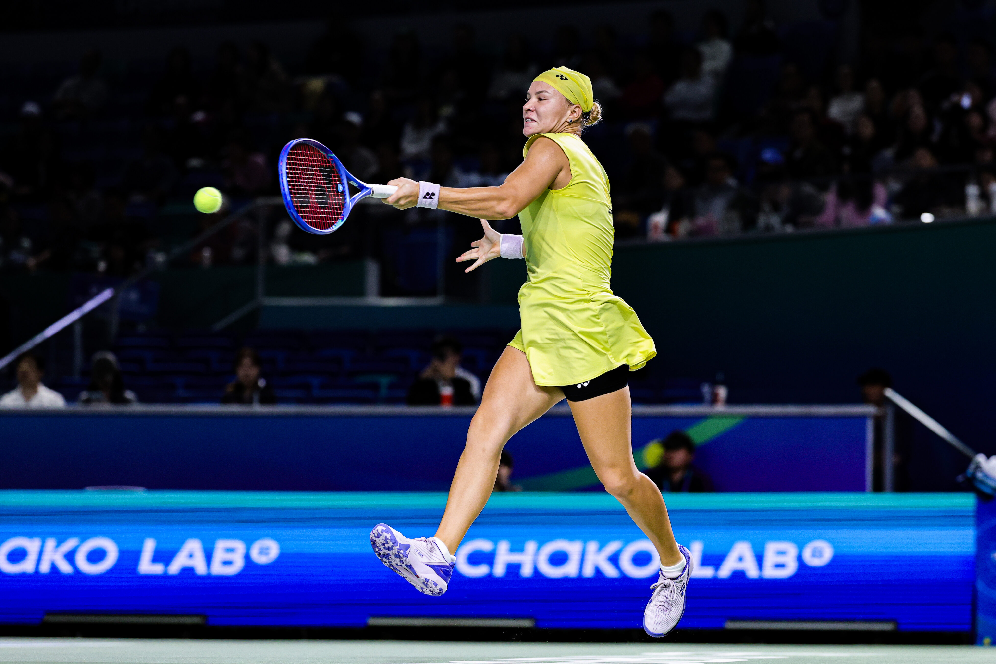 Shnaider wins three-set classic over Jovic to make Ningbo semis